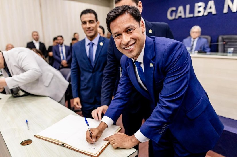 Câmara Municipal empossa Rodrigo Cunha como prefeito de Maceió