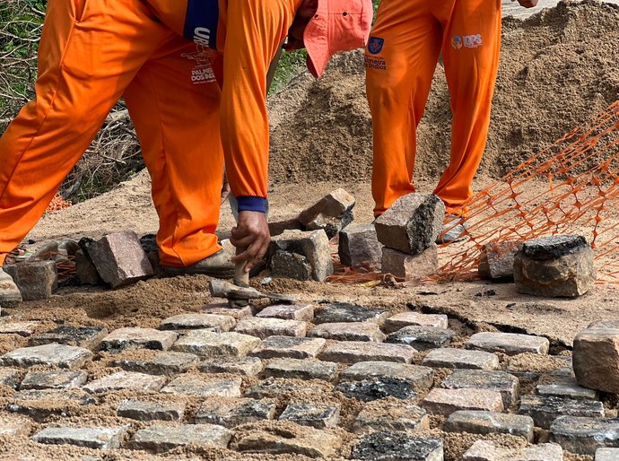 Por determinação da prefeita, obras de repavimentação e recomposição de drenagem são feitas no bairro Vila Nova