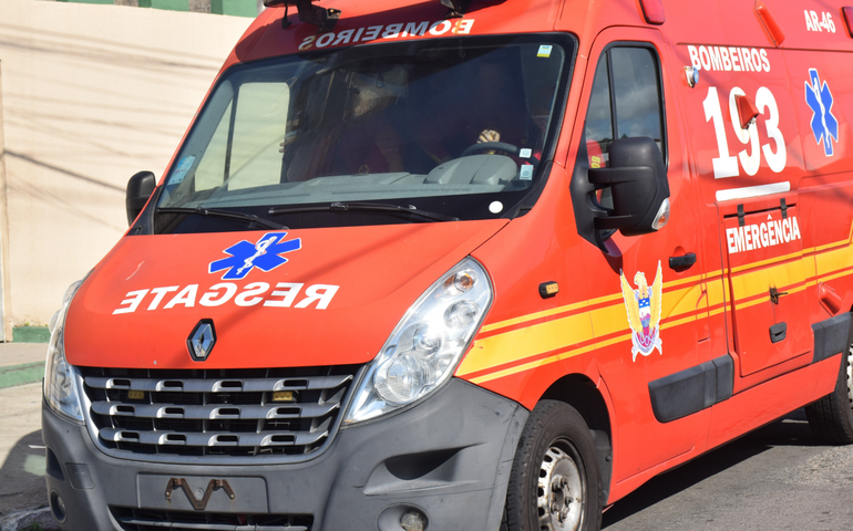 Bombeiros socorrem vítima de colisão entre carro e moto em Cruz das Almas