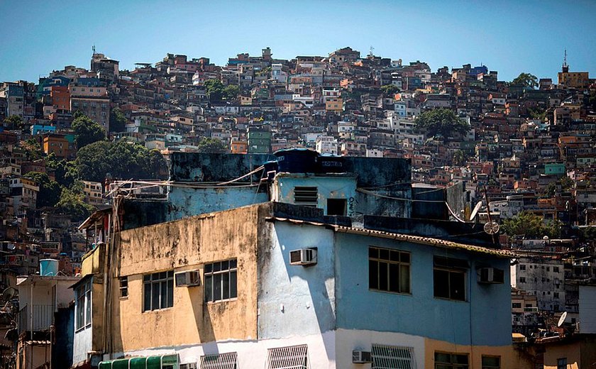 Bala perdida mata homem com bebê no colo na Rocinha