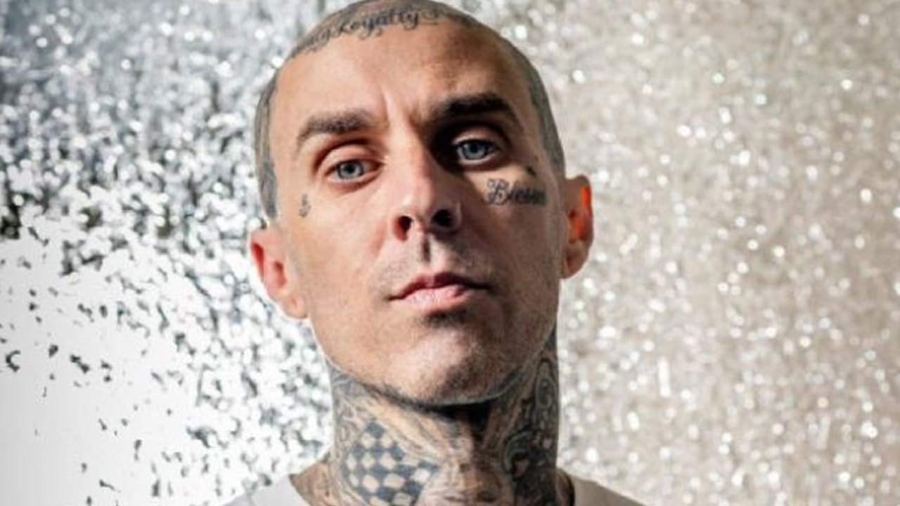 Travis Barker reaparece após internação e diz que correu risco de morte