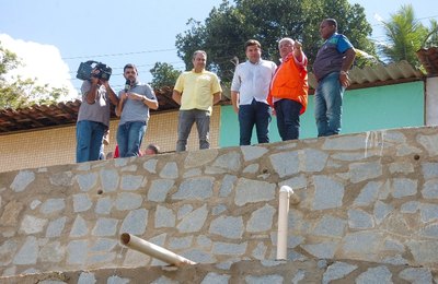 Marcelo Palmeira vistoria obra de contenção de encosta no Mutange