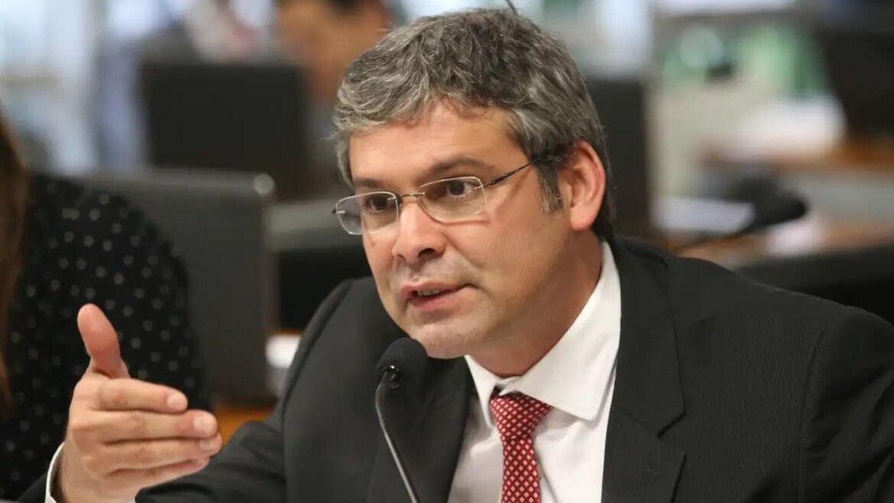 Líder do PT pede ao STF prisão de Eduardo Bolsonaro por tentar pressionar autoridades