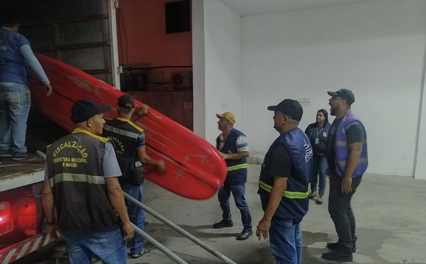 Eq﻿uipamentos deixados na orla marítima de Maceió são apreendidos