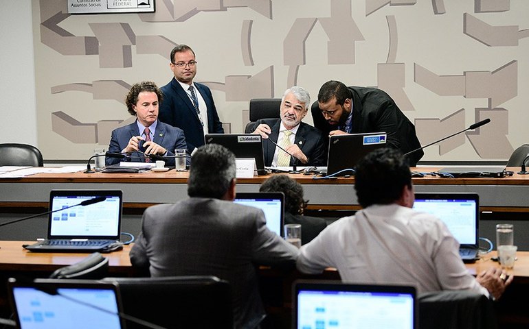 CAS aprova regra unificada para cancelar registro em conselhos profissionais