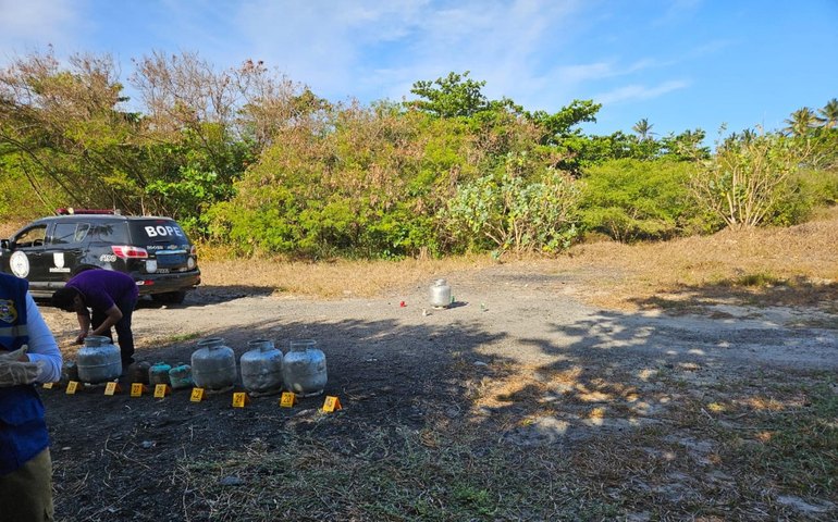 Peritos do Instituto de Criminalística realizam últimas coletas de gases para investigação de explosão em Maceió