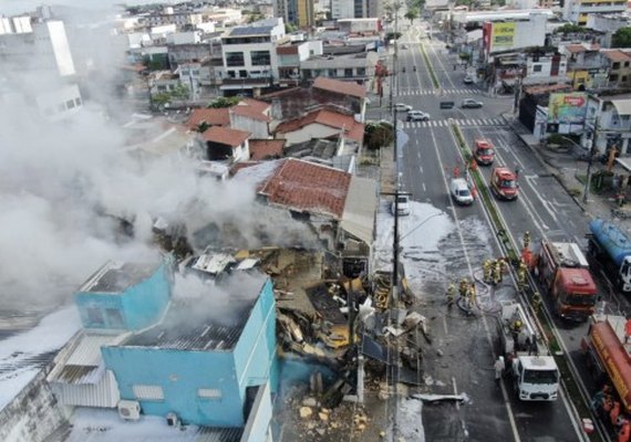 Bombeiros combate incêndio de grandes proporções em loja de eletrônicos em Aracaju