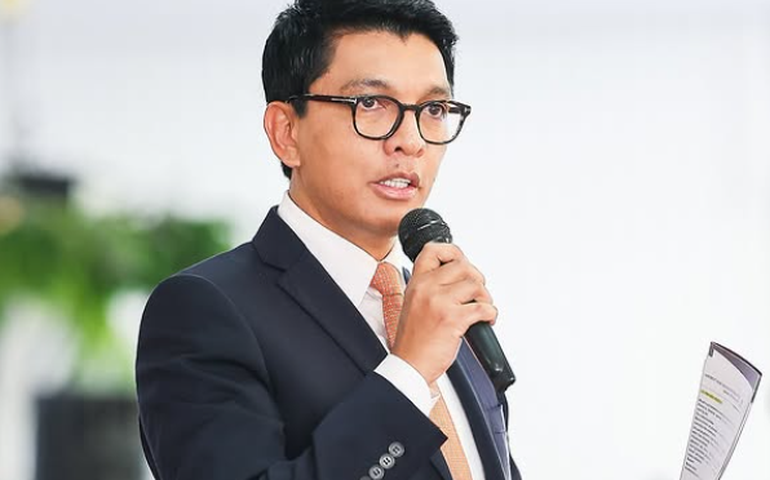 Presidente de Madagascar foge do país em meio a protestos da geração Z, mas não renuncia