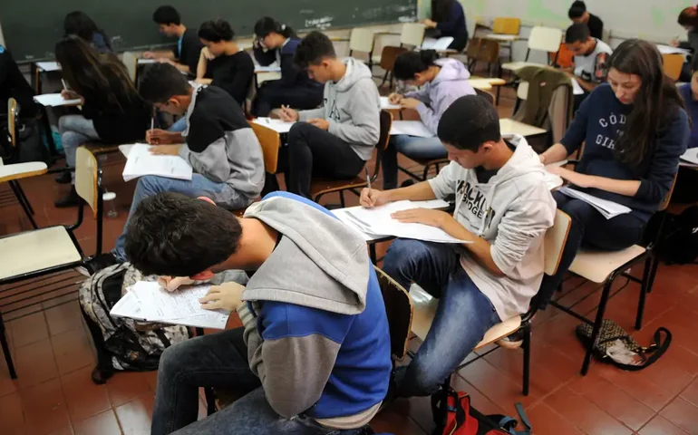 Governo avalia deixar Bolsa do ensino médio fora do limite de gastos