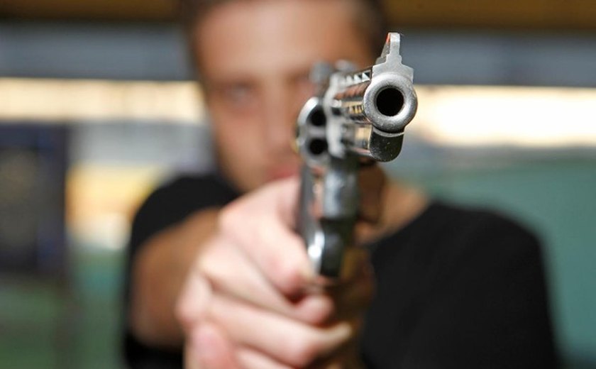 Suspeito de atirar contra companheira e esfaquear homem é preso com pistola na Chã de Bebedouro