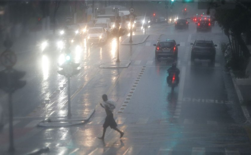 Após chuvas, São Paulo registra enchentes e voos cancelados