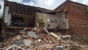 Casa desmorona e deixa quatro pessoas feridas em Aracaju