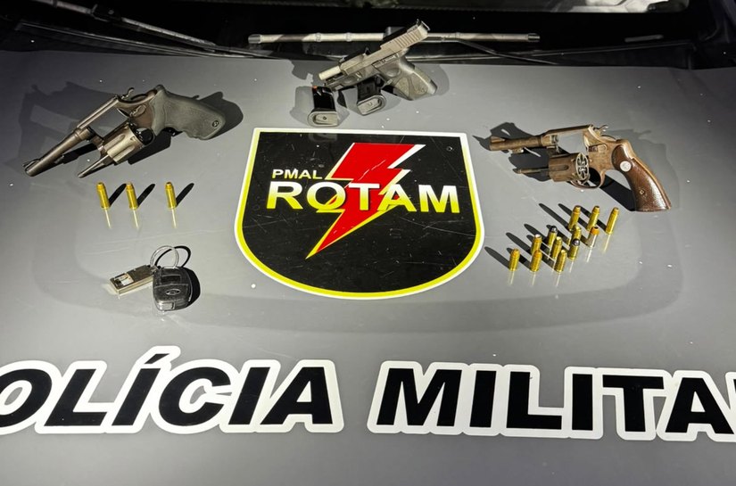 Três armas são apreendidas pela Rotam dentro de veículo em Maceió