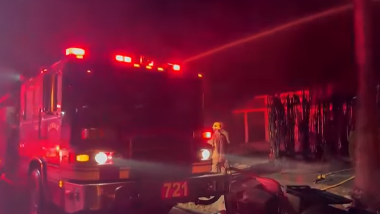 Incêndios desabrigam mais de 80 mil pessoas e provocam 2 mortes em Los Angeles