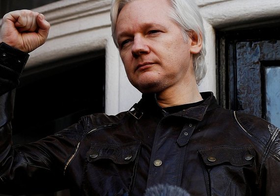 Assange tem recepção calorosa em desembarque na Austrália