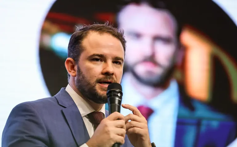 Durigan anuncia aumento de IPI para cigarro para compensar isenção ao QAV e biodiesel