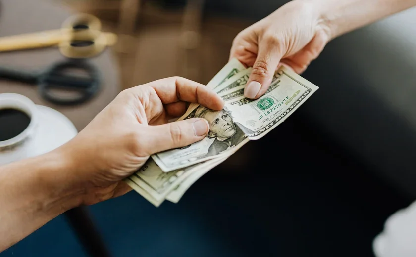 Renda pessoal cai 0,4% nos EUA e gastos com consumo avançam 0,1% em maio ante abril