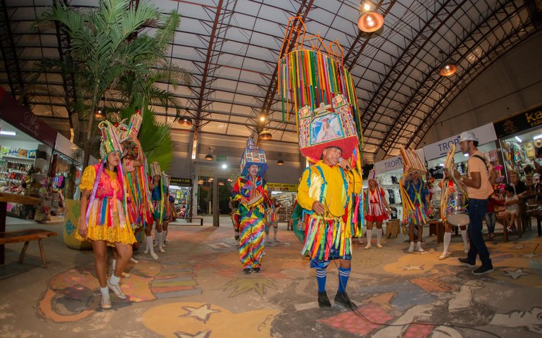 Primeiro dia do Folclore a Gosto celebra colore praça do Mercado das Artes