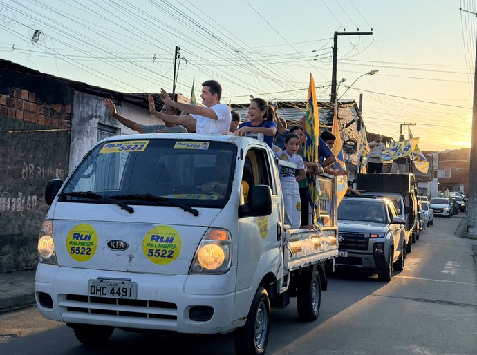 Caravana de Rui Palmeira é recebida com festa por moradores do Clima Bom e do Colina 2