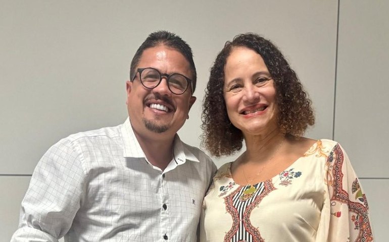 A pedido de Charles Hebert, Câmara de Maceió concede título de cidadã honorária à ministra Luciana Santos