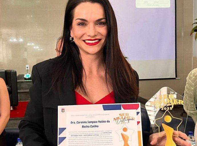 Juíza Carolina Valões é homenageada pela Uninassau Ara