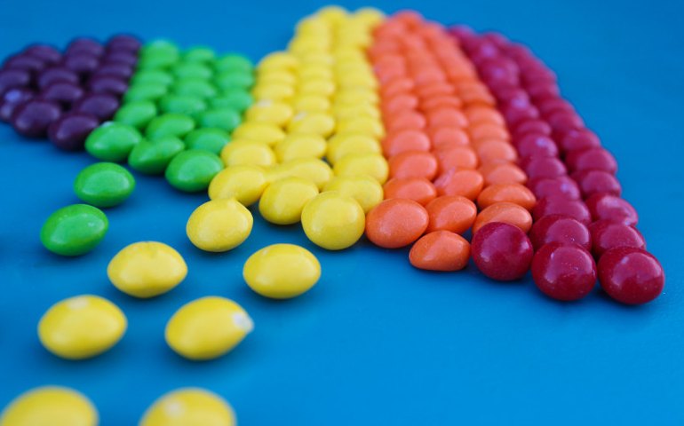 Corante em doces e salgadinhos eleva risco de inflamação intestinal, diz estudo