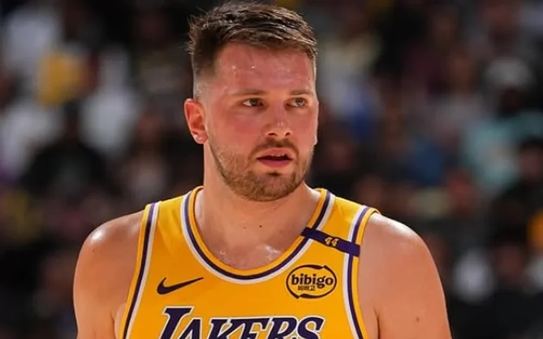 Doncic anota 44 pontos em triunfo dos Lakers sobre Grizzlies e iguala marca de Wilt Chamberlain