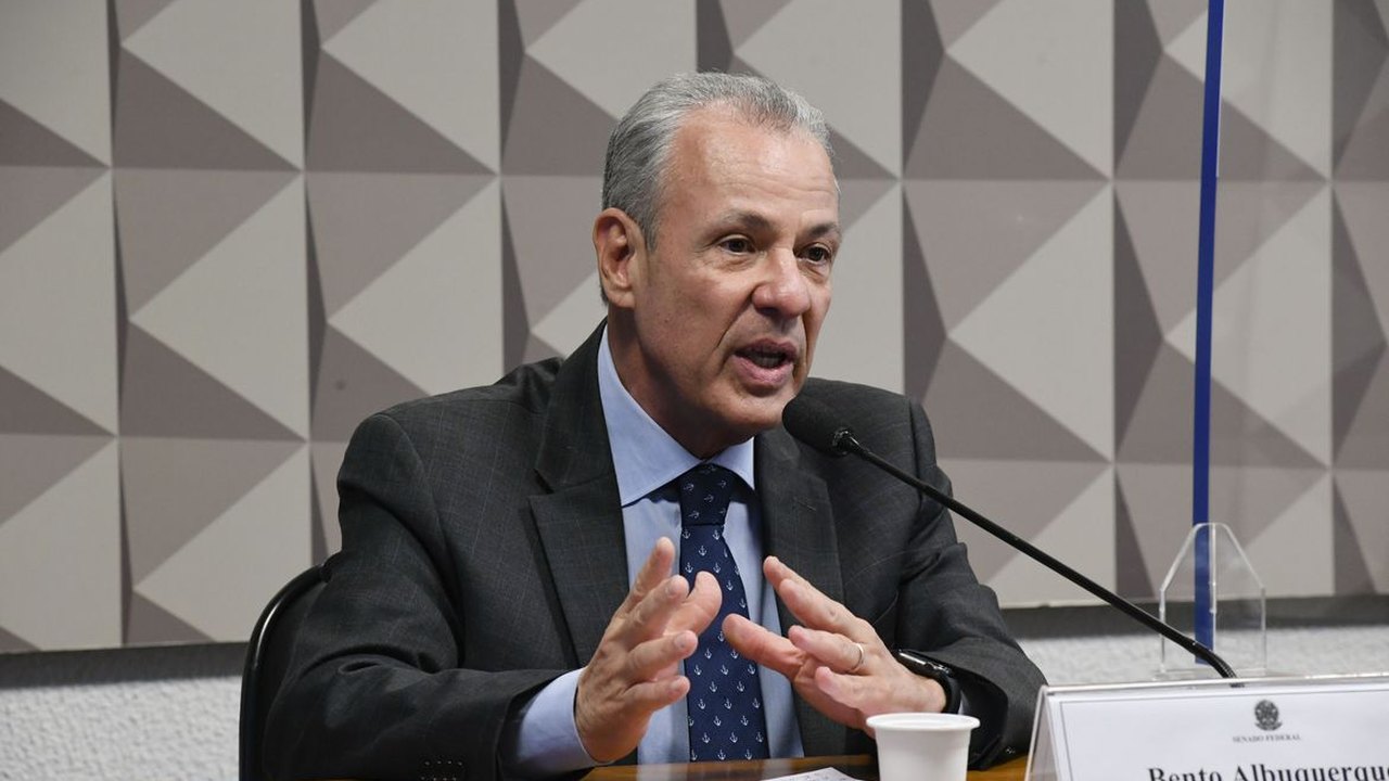 Custo eleitoral da inflação faz Bolsonaro demitir ministro de Minas e Energia