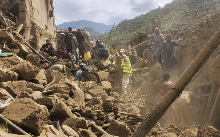 Novo terremoto no Afeganistão devasta região; mortos ultrapassam 1,4 mil