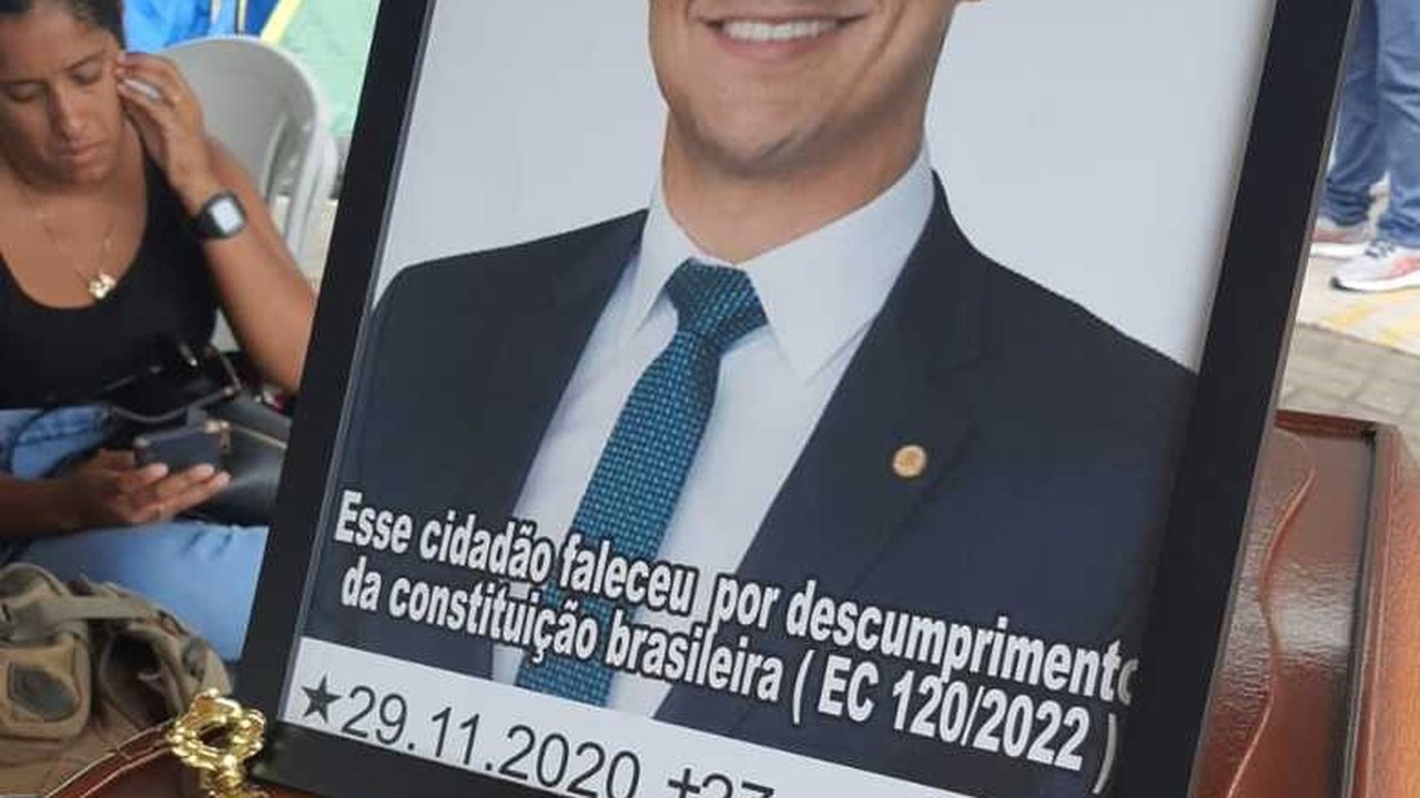 Servidores públicos municipais fazem “funeral” de JHC em frente a SMS