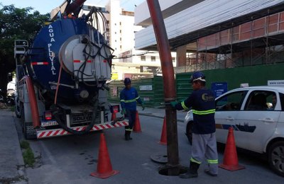 Desobstrução de galeria: cimento é retirado de dentro do sistema de drenagem na Ponta Verde