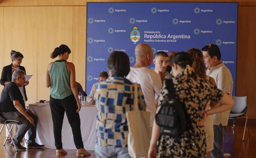 Argentinos residentes no Brasil vão à embaixada para eleger presidente