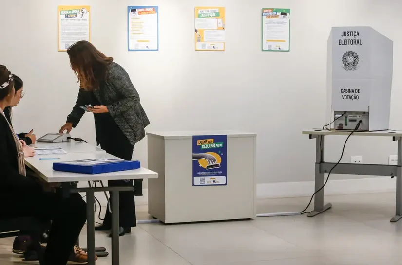 Colinha em papel e sem celular: saiba o que pode entrar na cabine