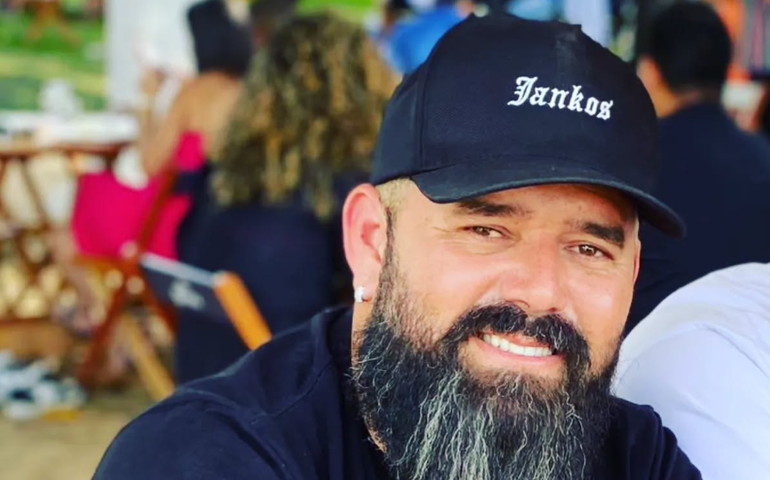 Quem era o cantor de forró que morreu aos 42 anos? Gisley Ribeiro passou mal durante show