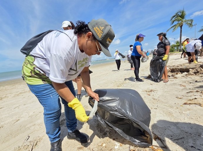 JHC participa de movimento dedicado à limpeza de praias, rios e mangues em Maceió