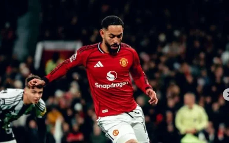 Matheus Cunha dá assistência e Manchester United arrasa o City na estreia de técnico