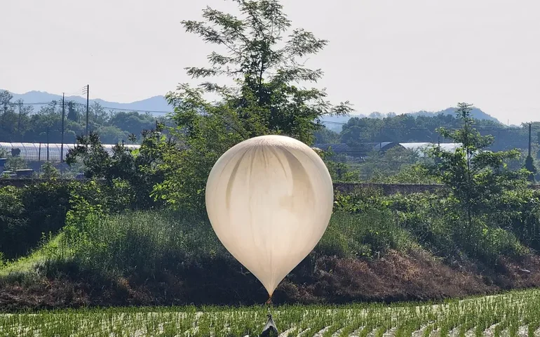 Balões com lixo da Coreia do Norte fecham aeroporto de Seul; entenda por que regime norte-coreano faz lançamentos
