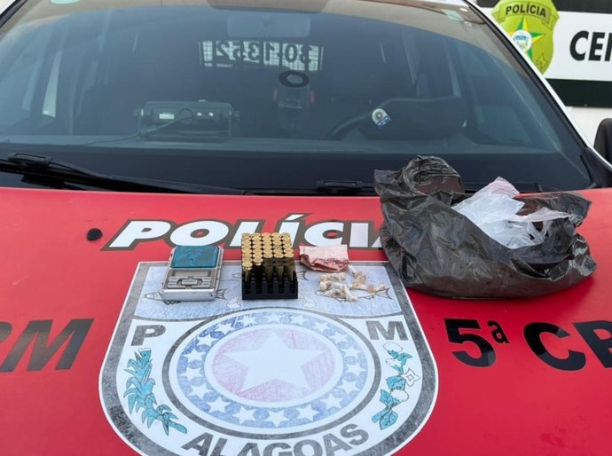Polícia Militar apreende crack e cocaína após denúncias em Maceió e Marechal Deodoro