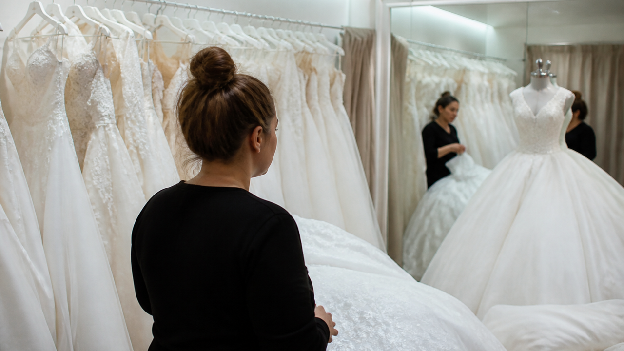 Confecção de luxo de vestidos de noivas nega golpe e se diz 'vítima' do excesso de clientes
