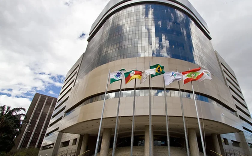 Juiz manda cancelar as matrículas de transexuais