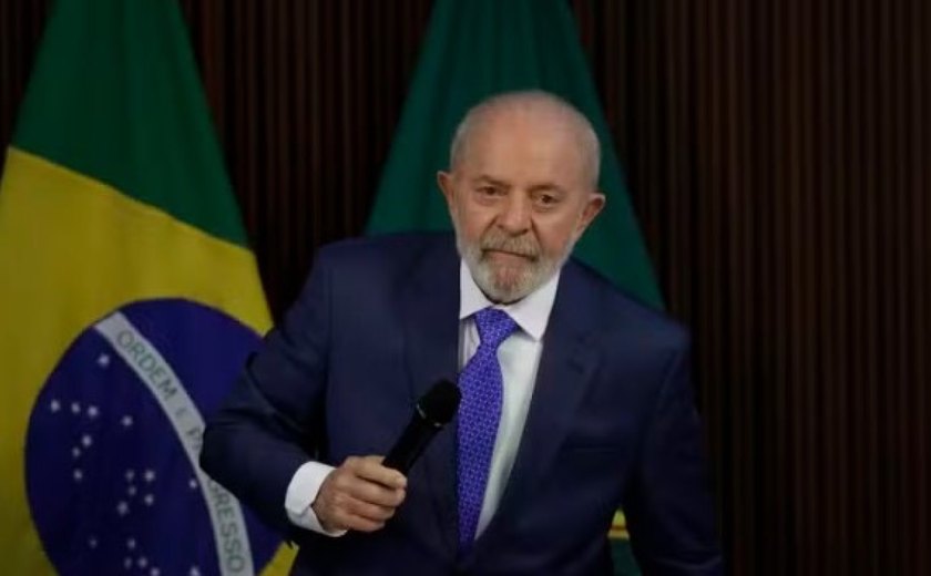 Governo não diz nem como e nem quando Lula devolverá o relógio francês