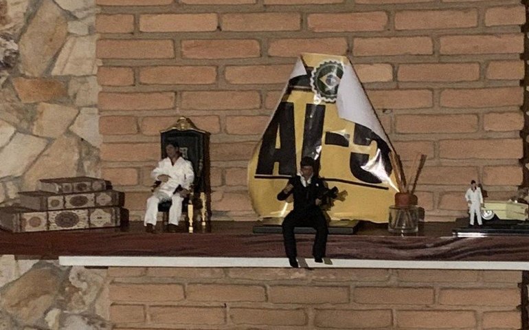 Na lareira da casa de Wassef, cartaz do AI-5 e bonecos de mafiosos