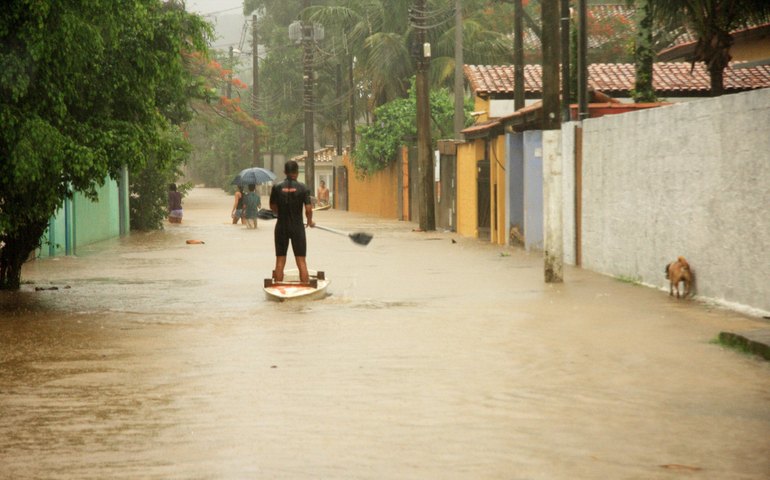 Chuva no litoral: Sobreviventes buscam informações de famílias desaparecidas