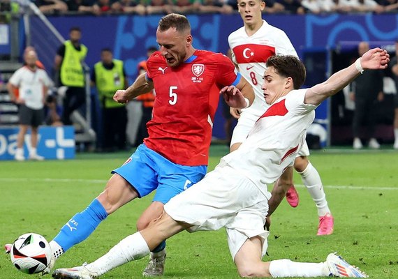 Vitória da Turquia sobre a República Tcheca foi o jogo com mais cartões da história da Eurocopa
