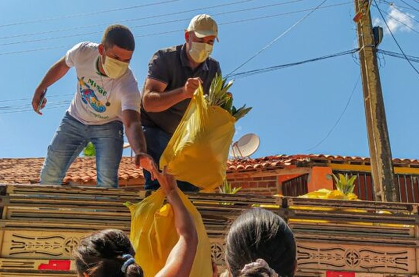 Prefeitura distribui frutas e verduras para comunidades carentes de Piaçabuçu