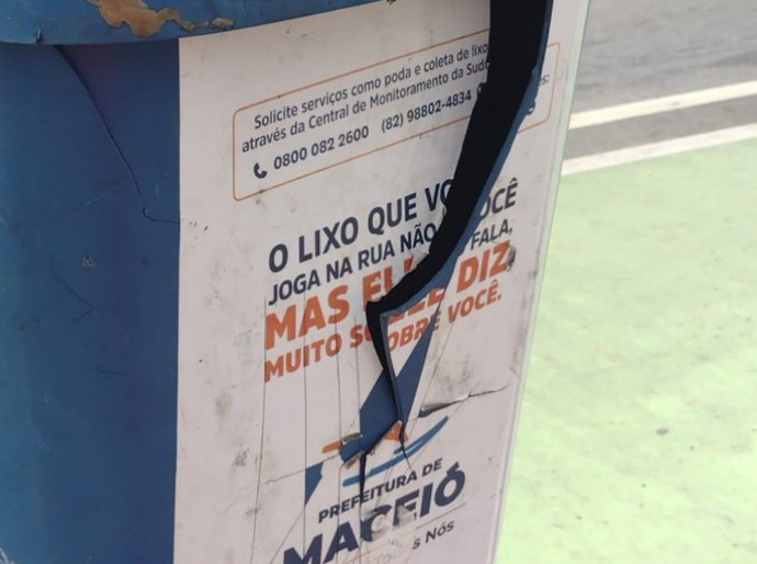 Jovem usa explosivo para destruir papeleira em praça no bairro do Prado