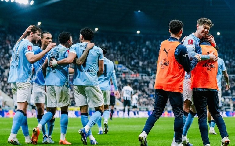 Manchester City conquista a Copa da Liga Inglesa com brilho de jovem lateral