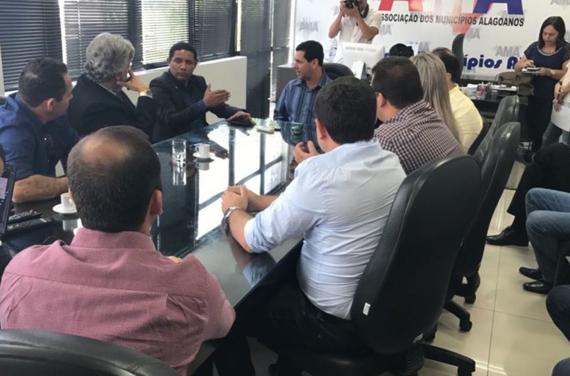 Prefeitos do Consórcio de Resíduos Sólidos do Agreste se reúnem na AMA