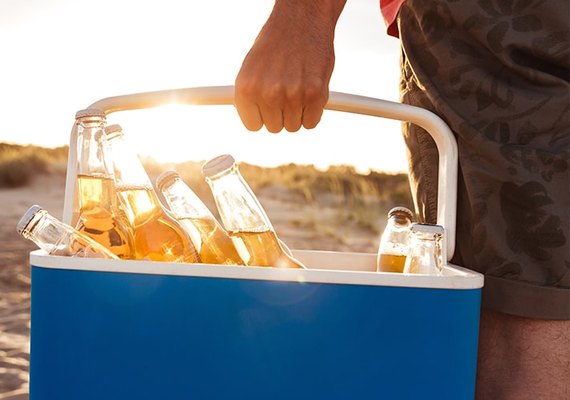 Nutricionista alerta para folião separar uma caixa térmica para os gelados e outra para alimentos