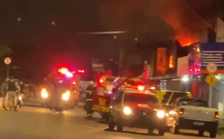 Loja de peças é destruída por fogo na Praça do Pirulito, em Maceió